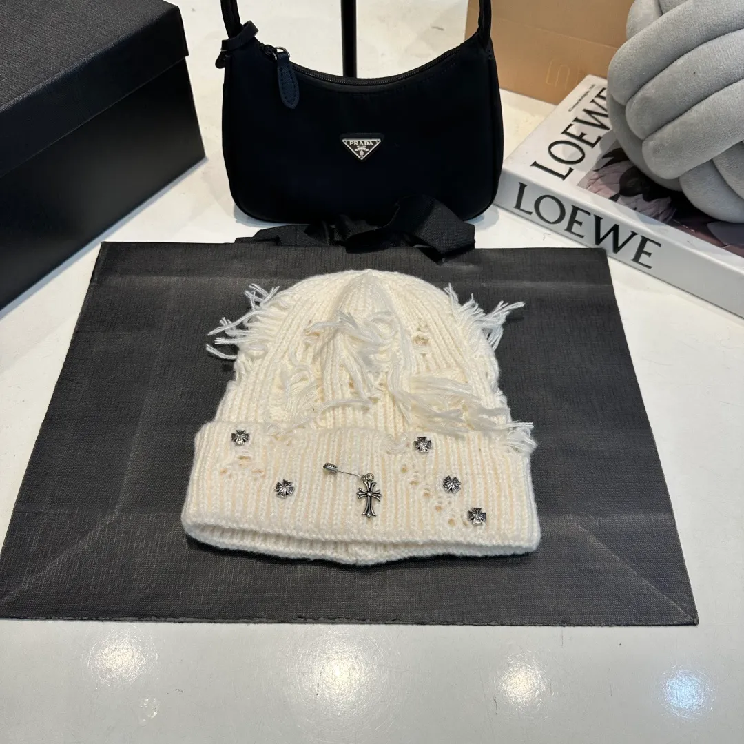 P60 Crow Heart Autumn and Winter Wool Knitted Beanie This must be the favorite of minimalism. It is clean, neat, fashionable and versatile, and will definitely not be picky about your face shape! A fashionable classic that lasts forever! Fashionable black and white can be purchased together